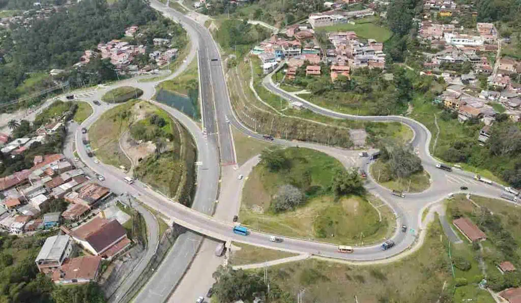 Acuerdo permitirá la construcción de obras en vía de Antioquia que conecta con Pacífico 1 Cierran megavía Medellín y suroeste antioqueño