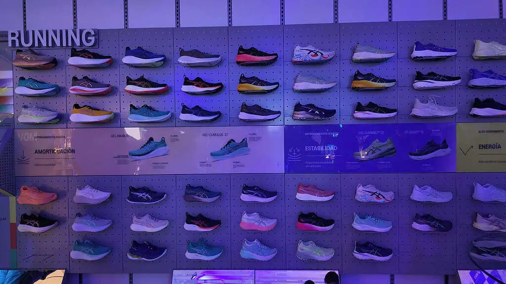 Asics inauguró su quinta tienda en Colombia y busca abrir otras tres este año Tenis para running. Foto: cortesía Ascis.