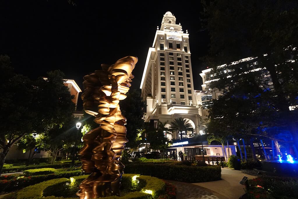 Escultura de oro ubicada en los alrededores del Loews Coral Gables. Foto: Valora Analitik.