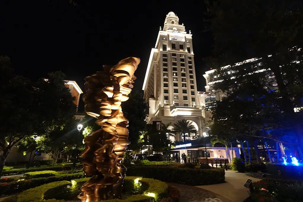 Entrevista | Hotel Loews Coral Gables aún no se ve afectado por políticas migratorias: Así aumentaría sus ventas en 2025 Escultura de oro ubicada en los alrededores del Loews Coral Gables. Foto: Valora Analitik.