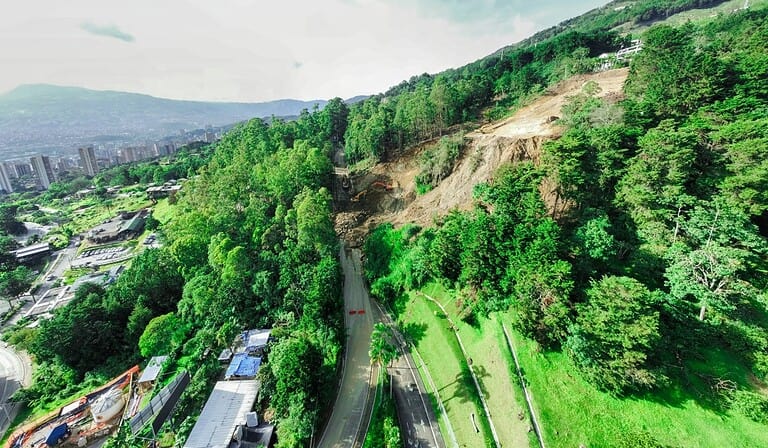 Deslizamiento en la Loma de los Balsos, en Medellín. Foto: Alcaldía de Medellín.