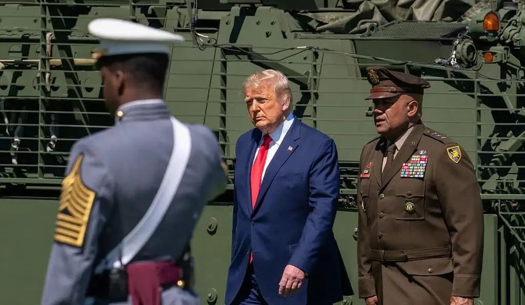Donald Trump despliega la Guardia Nacional para controlar fuertes protestas en Los Ángeles Estados Unidos ataca instalaciones nucleares iraníes; Irán promete represalias y lanza misiles contra Israel