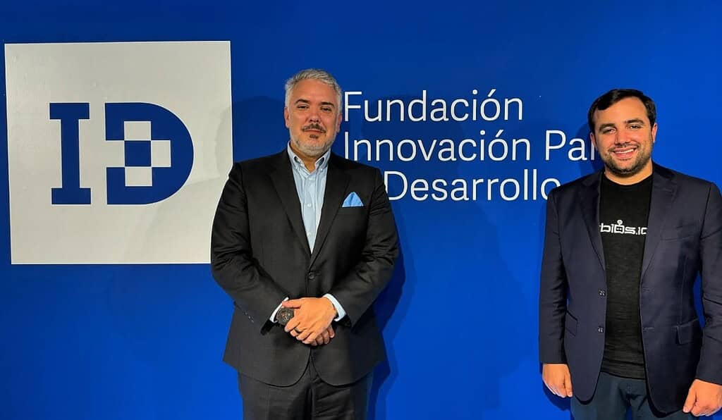 El expresidente Iván Duque y el nuevo dueño de El País, Eduardo Hernández. Foto: Tomada de su Instagram. 