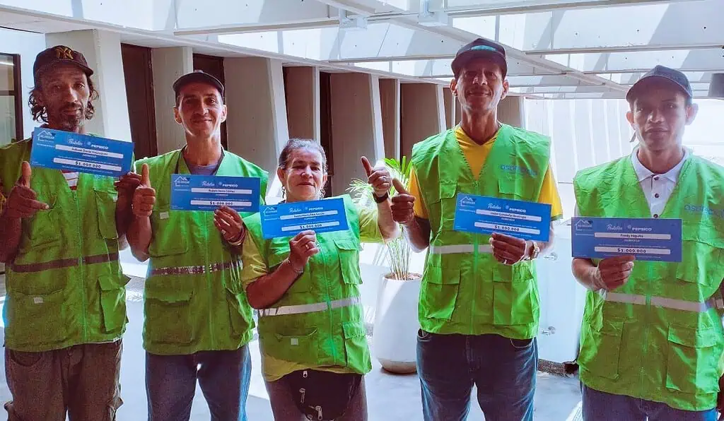 Postobón y PepsiCo entregaron bonos a 225 recicladores del programa FARO para mejoramiento de vivienda Programa FARO Postobón