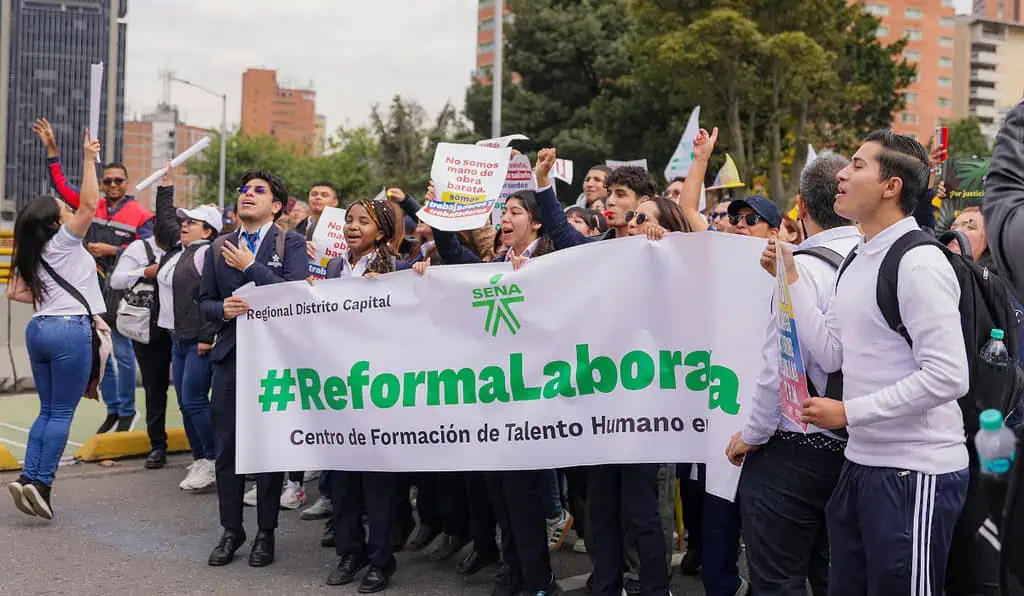Reforma laboral generaría caída en contratación de aprendices del SENA; aumentaría informalidad Estudiantes del SENA