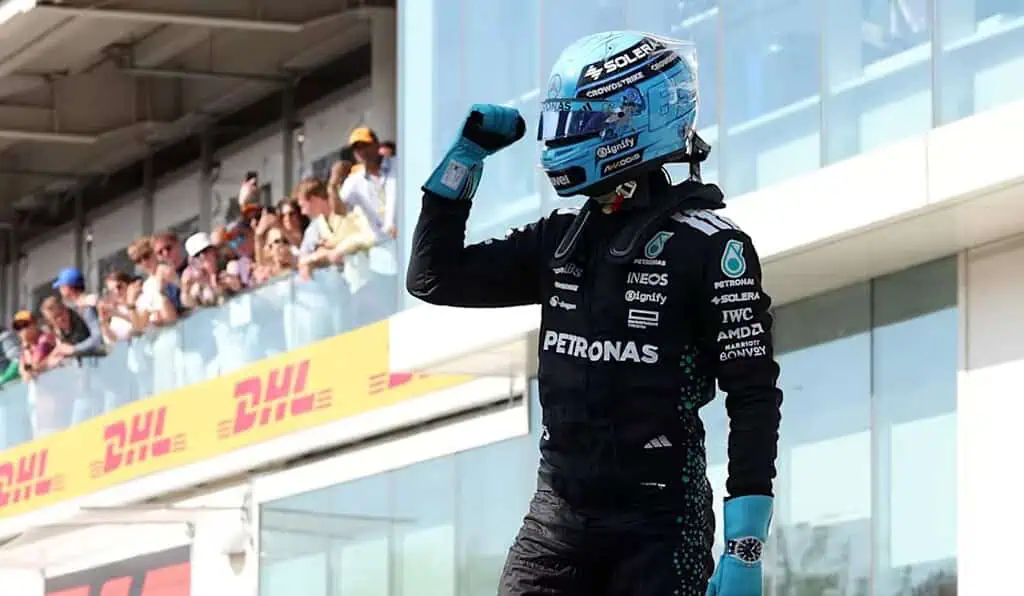 El centímetro cuadrado más caro del deporte: ¿Cuánto cuesta un logo en el casco de un piloto de Fórmula 1? George Russell, quien superó a Red Bull y McLaren en la salida. Foto: Tomada del sitio web de la Fórmula 1.