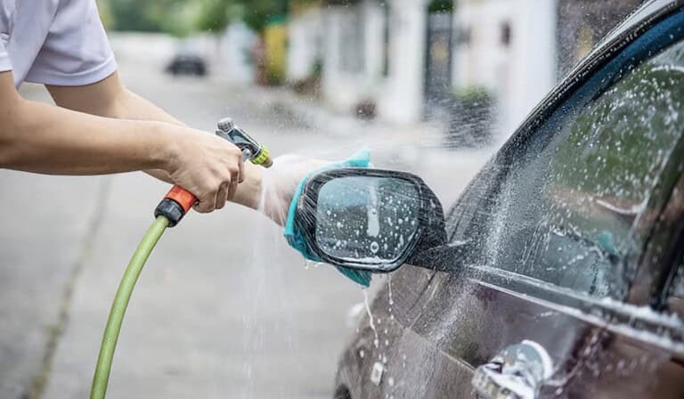 Por lavar los vehículos en la calle podrían aplicarle una importante multa en Bogotá: ¿De cuánto es?