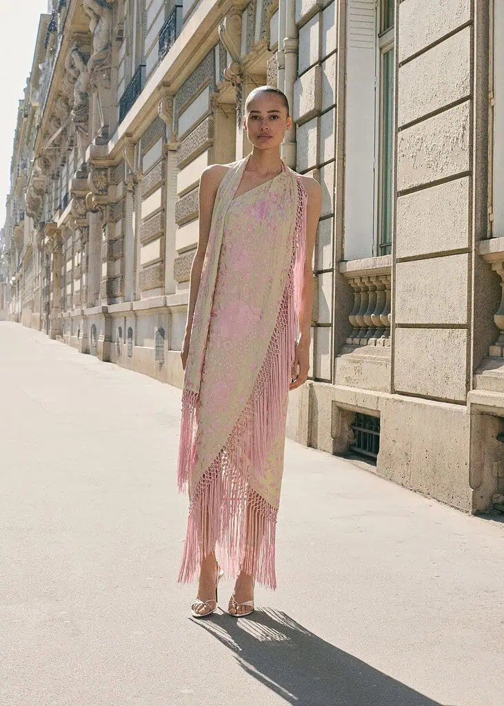 Moda en clave viajera: las marcas lanzaron colecciones pensadas para un verano con estilo Vestido Mango de la colección Capsule. Foto: tomada de la página de Mango.