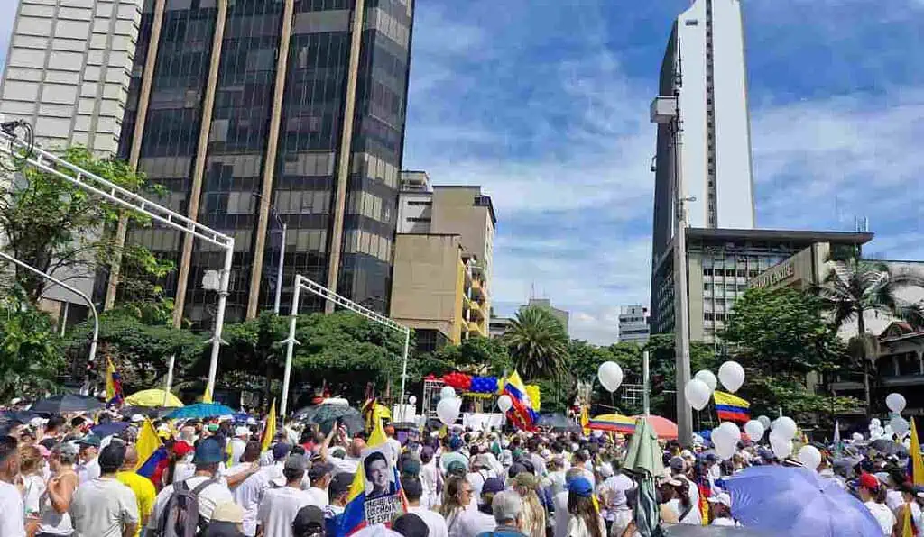 Marcha del Silencio tuvo masiva participación: más de 120.000 personas entre Bogotá y Medellín, y cifra puede aumentar Marcha del Silencio en Colombia
