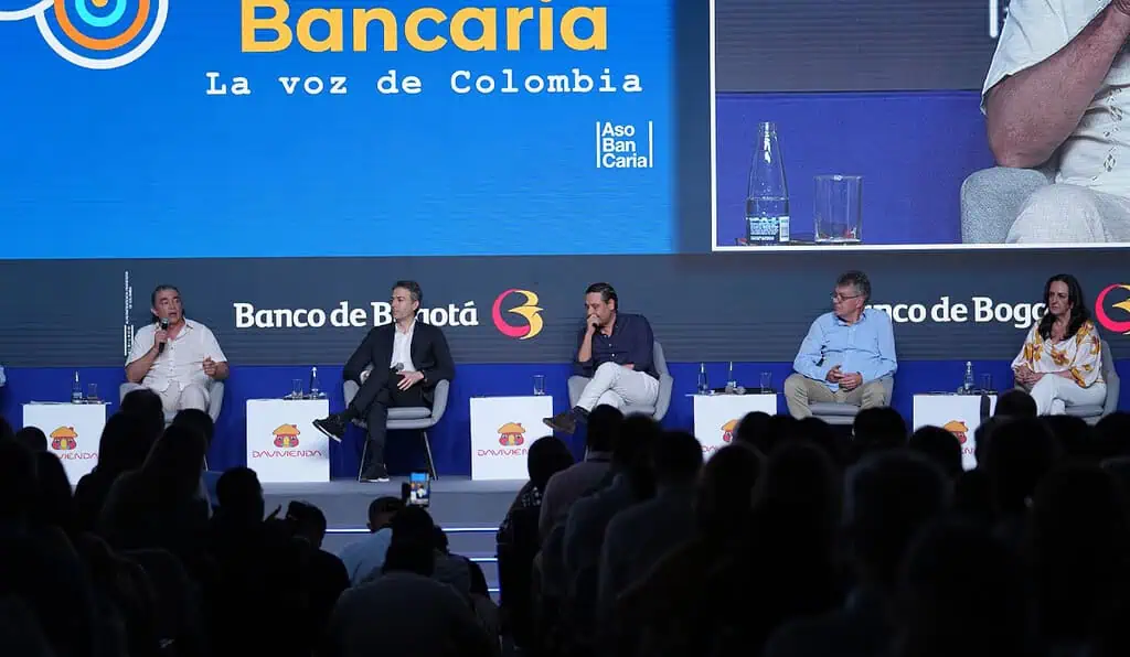Precandidatos presidenciales se destapan y presentan sus primeras propuestas Panel de los precandidatos a la Presidencia (1)