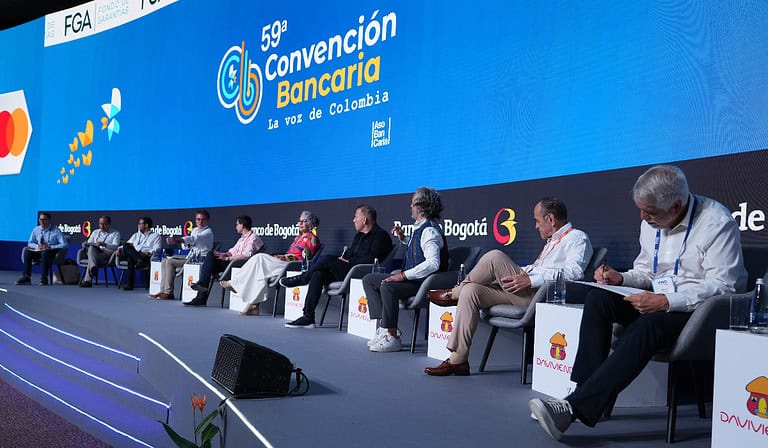 Panel de los precandidatos a la Presidencia