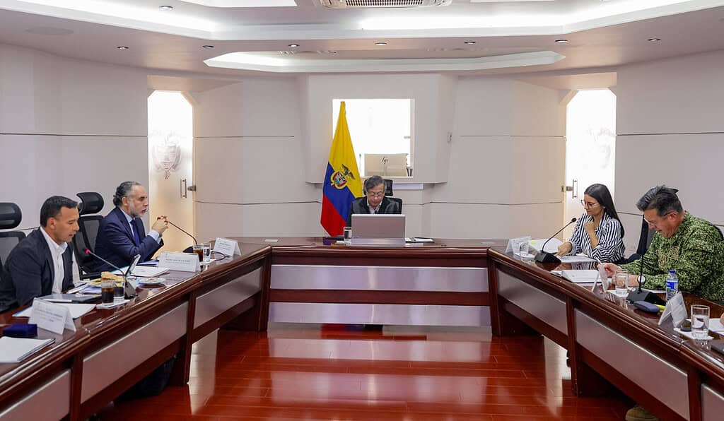 Presidente Gustavo Petro y Fuerzas Armadas