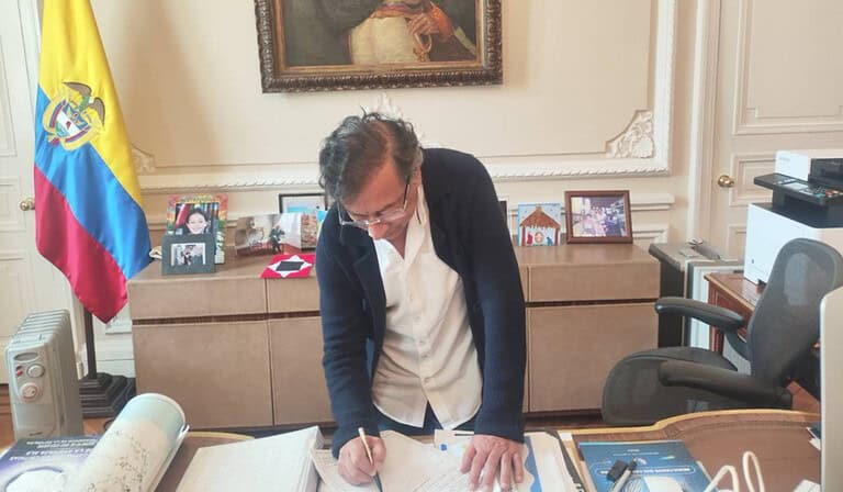Ahora | Petro firma decreto para convocar consulta popular y lo remite a la Corte Constitucional