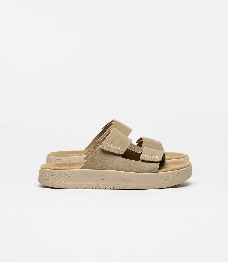 Moda en clave viajera: las marcas lanzaron colecciones pensadas para un verano con estilo Sandalias Veja. Foto: cortesía Veja.