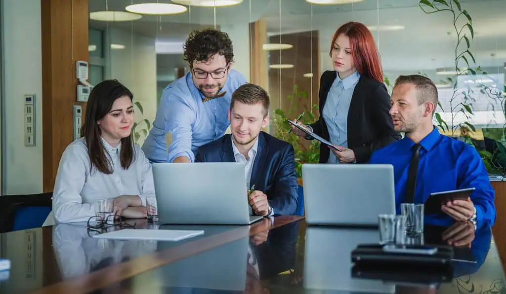 Trabajadores oficina Estos son los mejores equipos de comunicación en Colombia, según el ranking Merco Empresas 2025