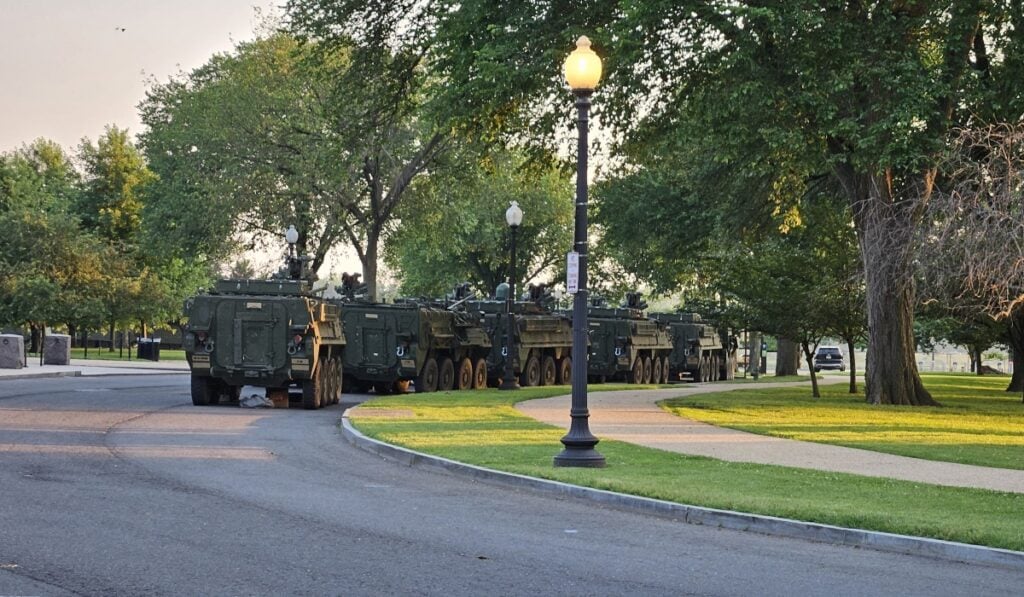 Vehículos militares en el National Mall, en Washington