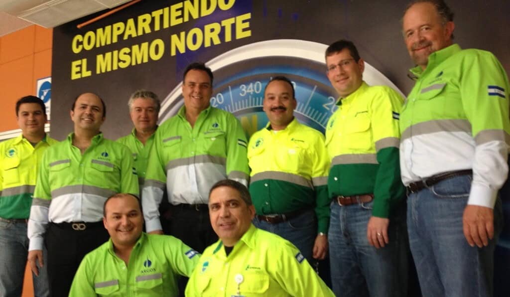 Velásquez con el equipo de trabajo de Cementos Argos