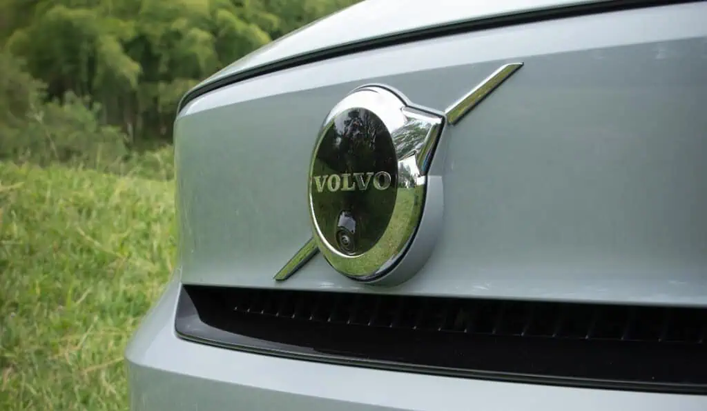 Volvo reutiliza baterías de carros eléctricos para llevar energía solar a comunidades rurales de Colombia Volvo