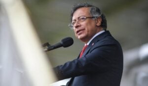 Petro insta a bandas criminales a cesar la violencia: les propuso beneficios judiciales