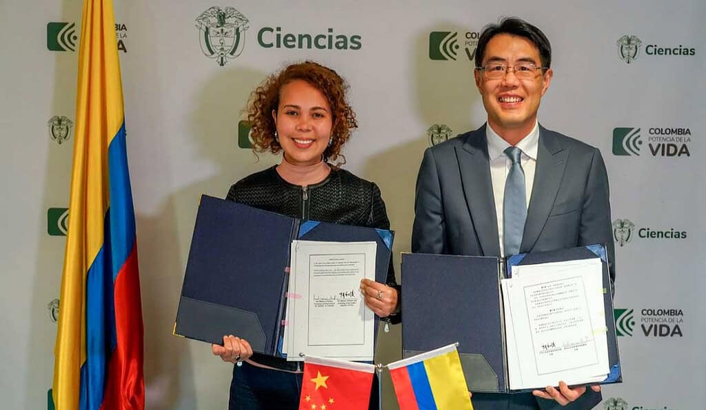 ministra de Ciencias, Yesenia Olaya, y el Embajador de China en Colombia, Zhu Jingyang