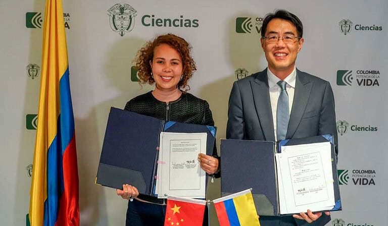 ministra de Ciencias, Yesenia Olaya, y el Embajador de China en Colombia, Zhu Jingyang