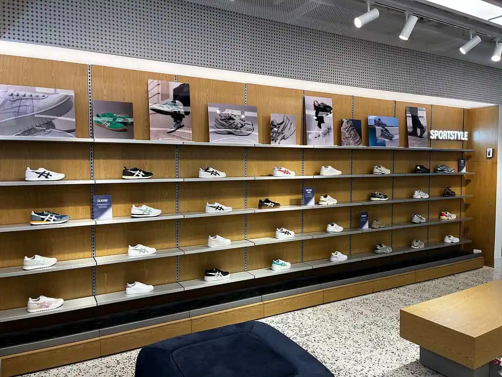 Asics inauguró su quinta tienda en Colombia y busca abrir otras tres este año Línea sportstyle de Ascis. Foto: cortesía Ascis.