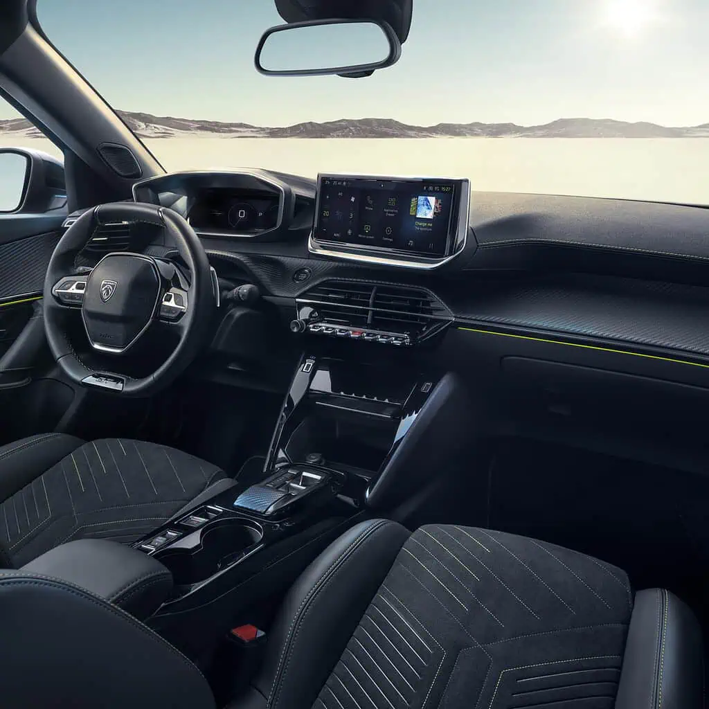 Peugeot lanzó en Colombia carro híbrido no enchufable por menos de $130 millones Interior del Peugeot 2008. Foto: cortesía Peugeot.