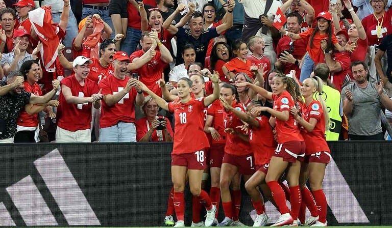 La Eurocopa Femenina 2025, que se desarrolla en Suiza, ha registrado la mayor asistencia de público en una fase de grupos en su historia.