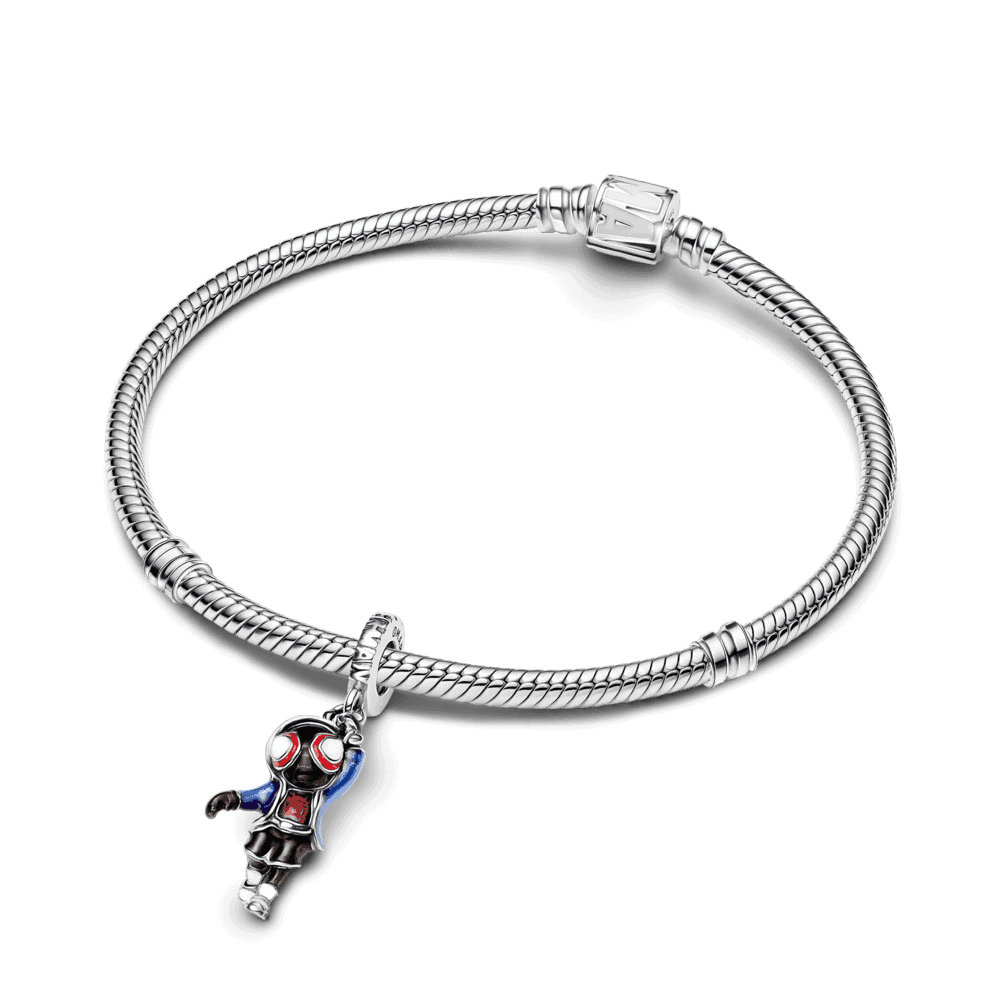 Así se ve el charm puesto en una pulsera. Foto: cortesía Pandora. 