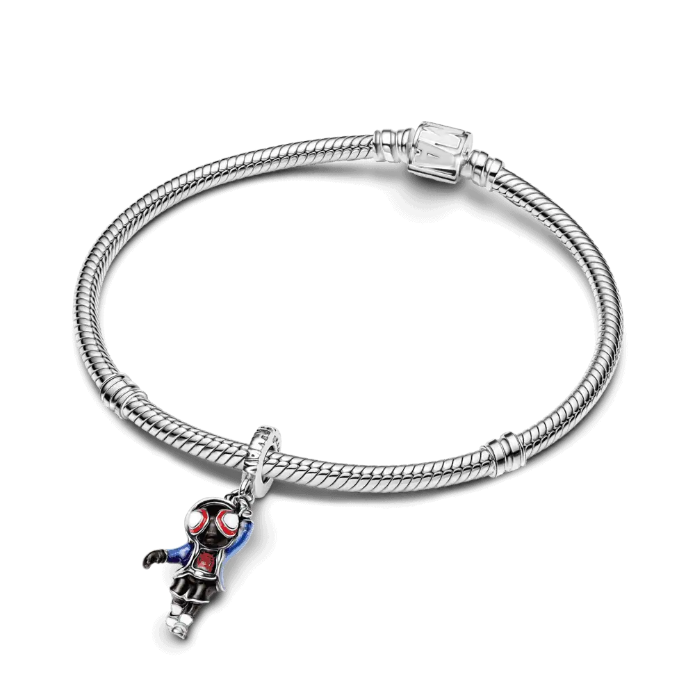 Así es la exclusiva pieza que Pandora creo para celebrar el Día de Spider-Man: ¿Cuánto vale? Así se ve el charm puesto en una pulsera. Foto: cortesía Pandora.
