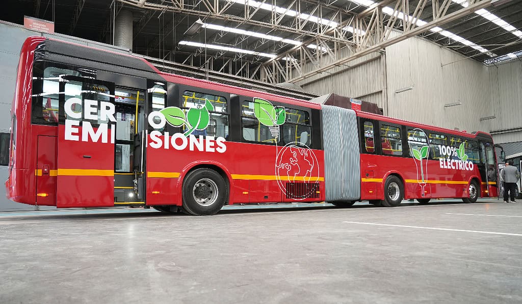 BYD prueba en Bogotá su nuevo bus articulado 100% eléctrico. Foto: BYD.