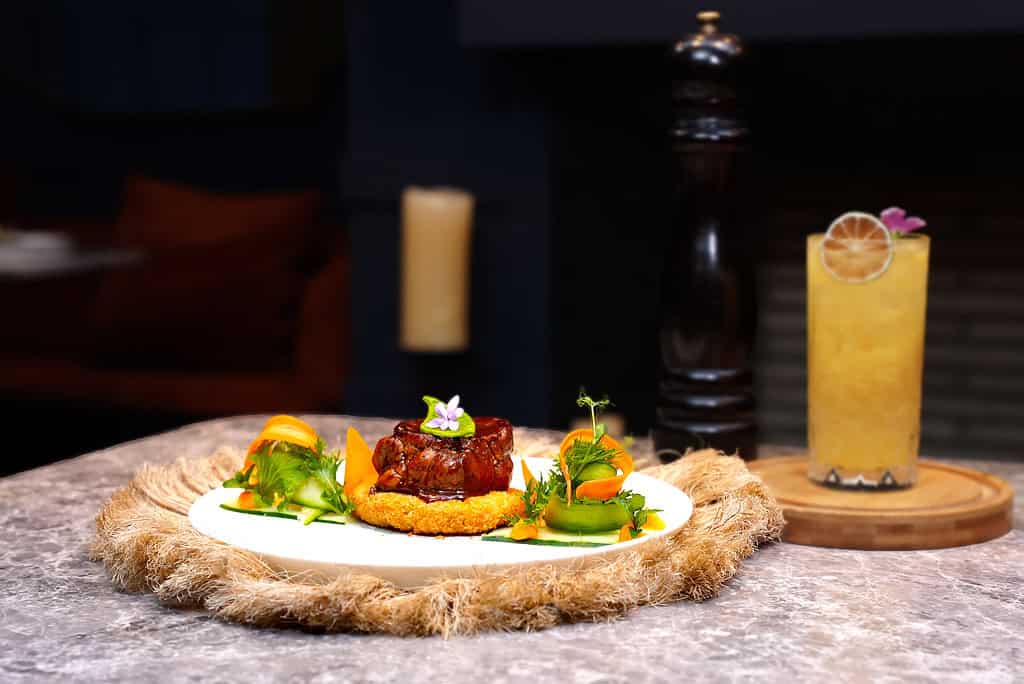 Bondiola de cerdo glaseada con salsa de insulso y croqueta de tamal tolimense. Foto: cortesía Sofitel.
