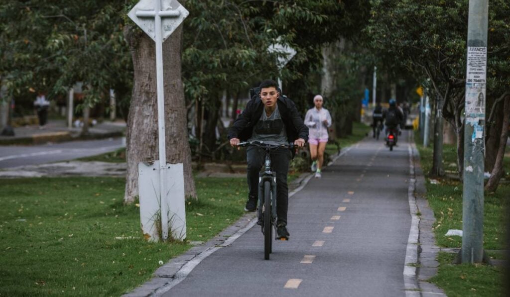 Ciclomotores y motos eléctricas en Bogotá que invaden carriles exclusivos
