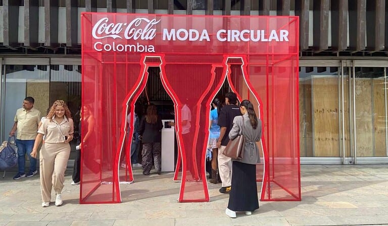 Esta es la plataforma que impulsa Coca-Cola y que visibiliza la moda circular en Colombia
