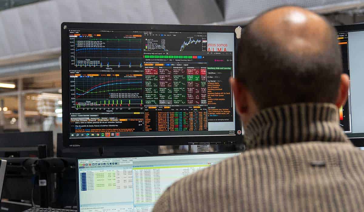 Salida masiva de inversionistas de Colombia tras rebaja de calificación y ruptura de Regla Fiscal
