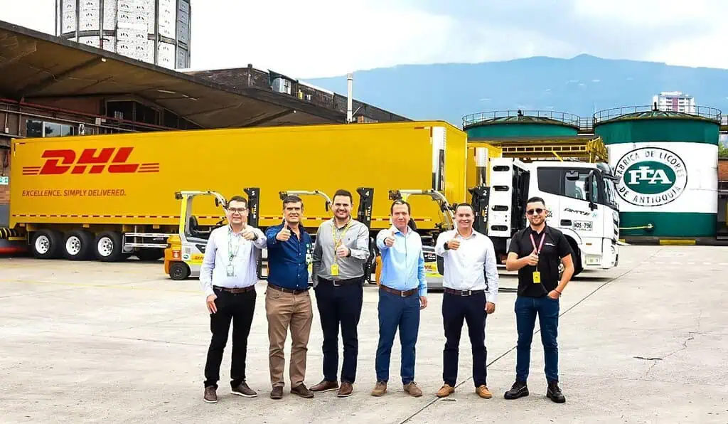 Fábrica de Licores de Antioquia incorpora vehículos sostenibles a sus operaciones de transporte DHL Y FLA 2