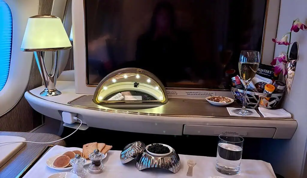 Así es viajar en la cabina de primera clase de Emirates en la ruta Bogotá–Miami: ¿Cuánto cuesta? Emirates