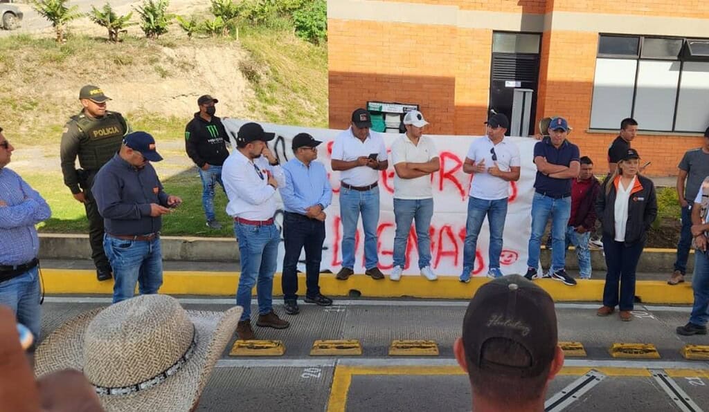  En el diálogo participó Invías, autoridades locales y transportadores. Foto: Invías. 