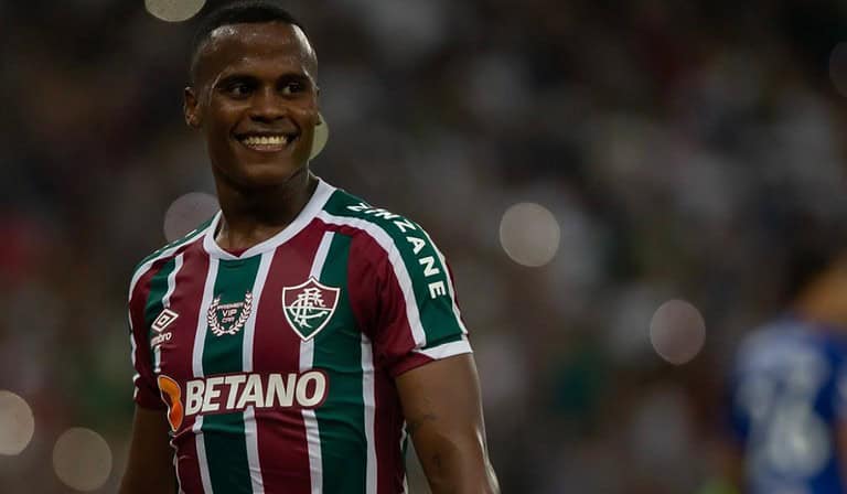 ¿Será Patriotas el ‘nuevo rico’ del fútbol colombiano?: Esta es la millonaria cifra que recibiría por el traspaso de Jhon Arias a la Premier League