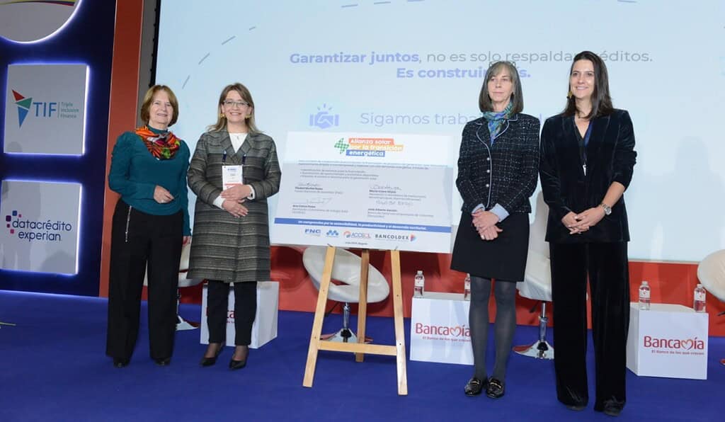 Firma de la Alianza solar por la transición energética. Foto: Asomicrofinanzas. 