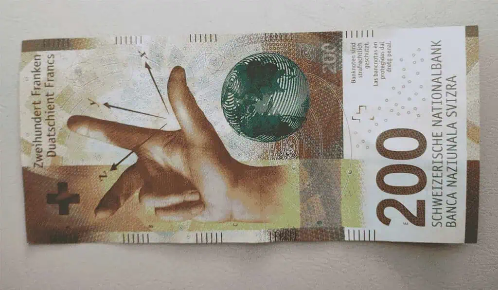 Colombia cubrió riesgo cambiario y sigue adelante con billonaria operación de manejo de deuda Franco Suizo - Billetes 200-1