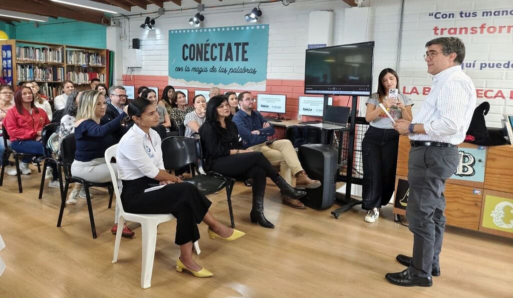 Fundación Grupo Familia y aliados lanzan iniciativas en bibliotecas para recicladores de Medellín