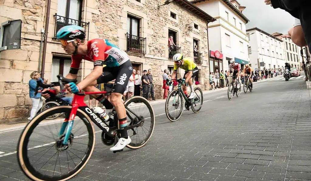 La inteligencia artificial ya decide qué comer y cuándo atacar en el ciclismo profesional Ciclistas colombianos mueven el mercado europeo: Nairo Quintana definió si se retira