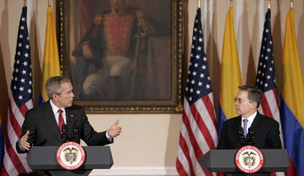 George W. Bush y Álvaro Uribe