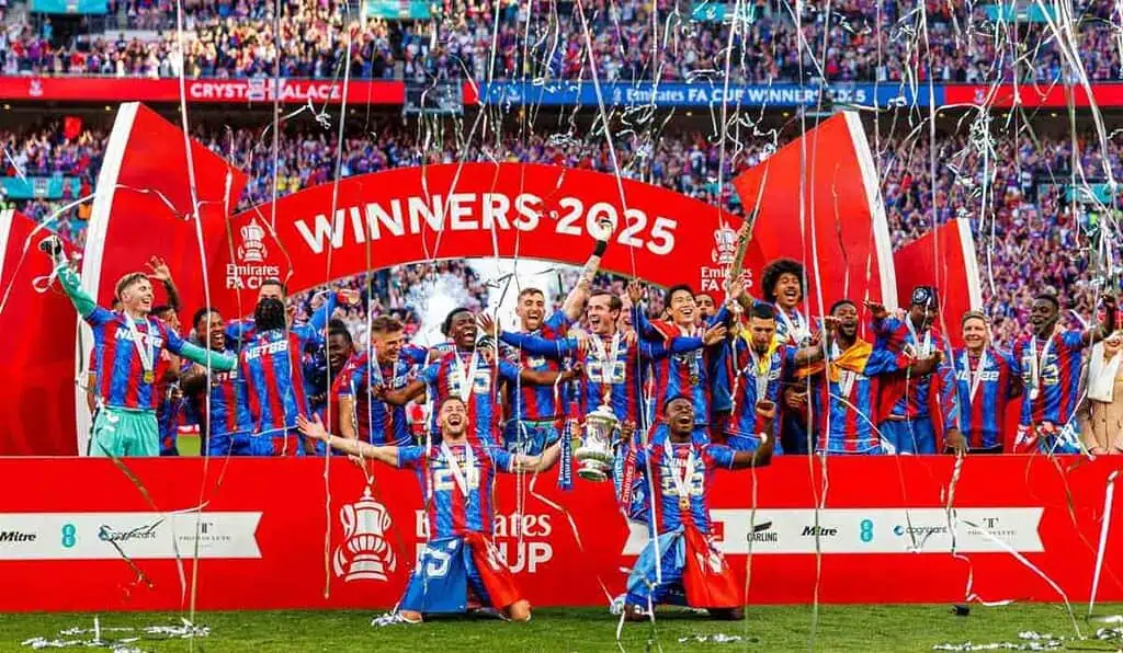 Duro golpe a la multipropiedad: FIFA prohíbe fichajes entre equipos del mismo dueño El Crystal Palace ha sido relegado por la UEFA a disputar la Conference League debido a incumplimientos en criterios de multipropiedad.
