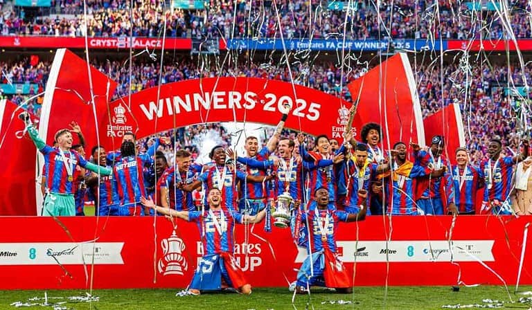 El Crystal Palace ha sido relegado por la UEFA a disputar la Conference League debido a incumplimientos en criterios de multipropiedad.