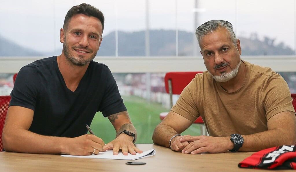 Flamengo gastó, en un solo mercado de fichajes, lo mismo que ingresaron los tres equipos más importantes en Colombia en todo 2024