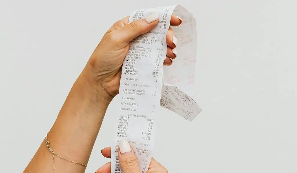 ¿Comercios pueden exigir factura para cambio de productos?: Ley pone freno a los negocios Se recomienda tener a la mano la documentación para presentar ante la DIAN.