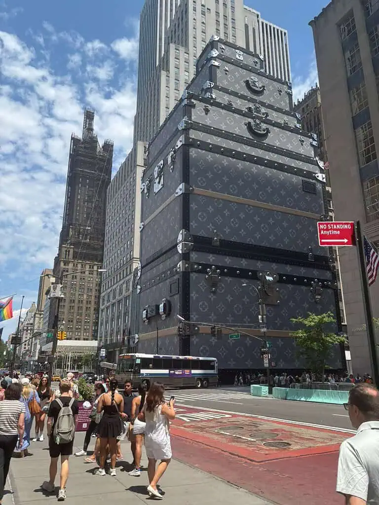 Así está el panorama para las marcas de lujo: BCG recomienda implementar más IA Louis Vuitton en New York. Foto: Valora Analitik.