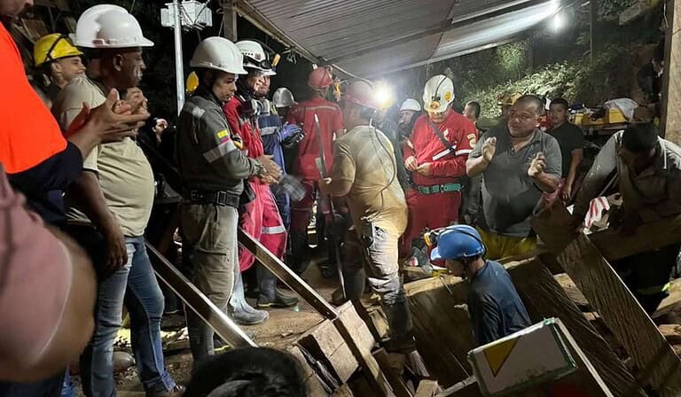 Rescatados con vida los 18 mineros atrapados tras derrumbe en mina de Remedios, Antioquia
